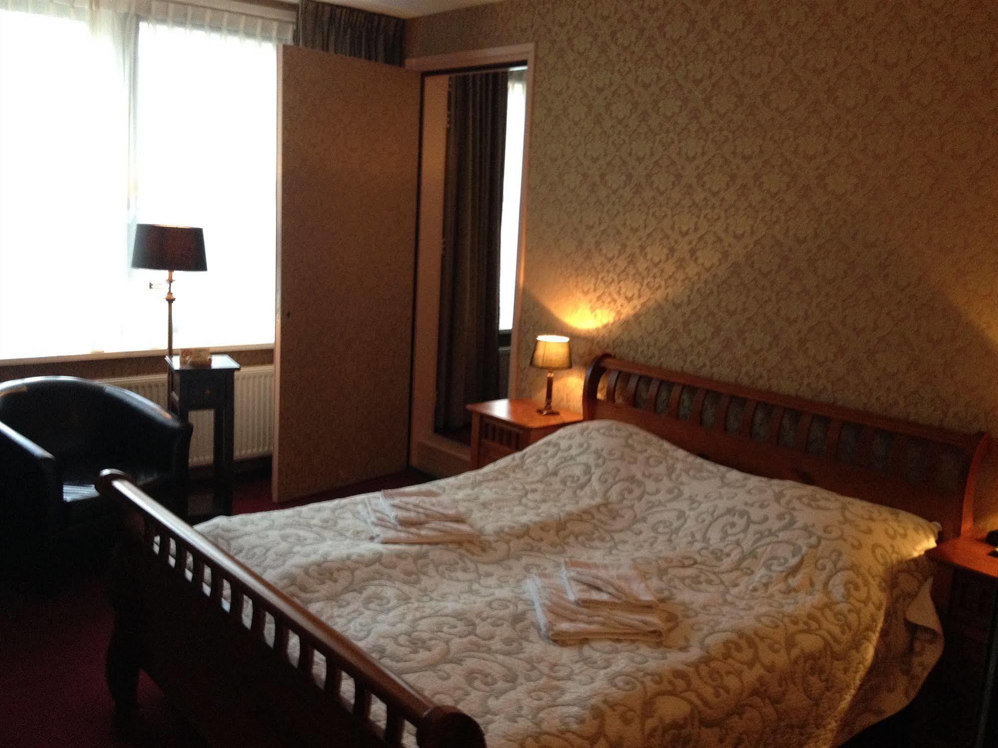 Amsterdam Village Hotel Bagian luar foto